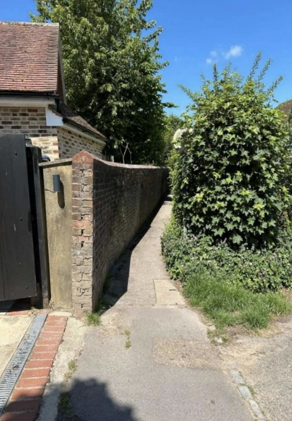 Narrow footpath